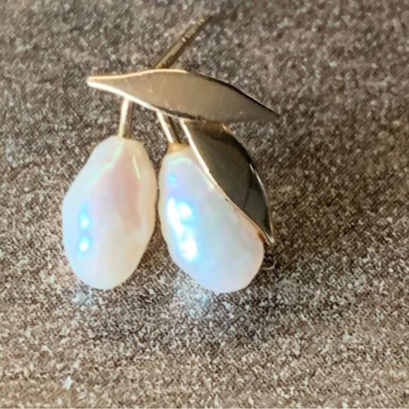 14K Yellow Gold Baroque Pearl Stud Earrings Fruit Motif Leaf Cluster 0.7g (FLAW) - Picture 6 of 16